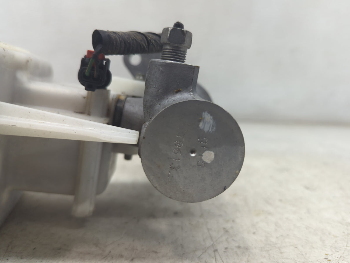 Chevrolet Silverado 1500 Brake Master Cylinder 1498452 - Oemusedautoparts1.com