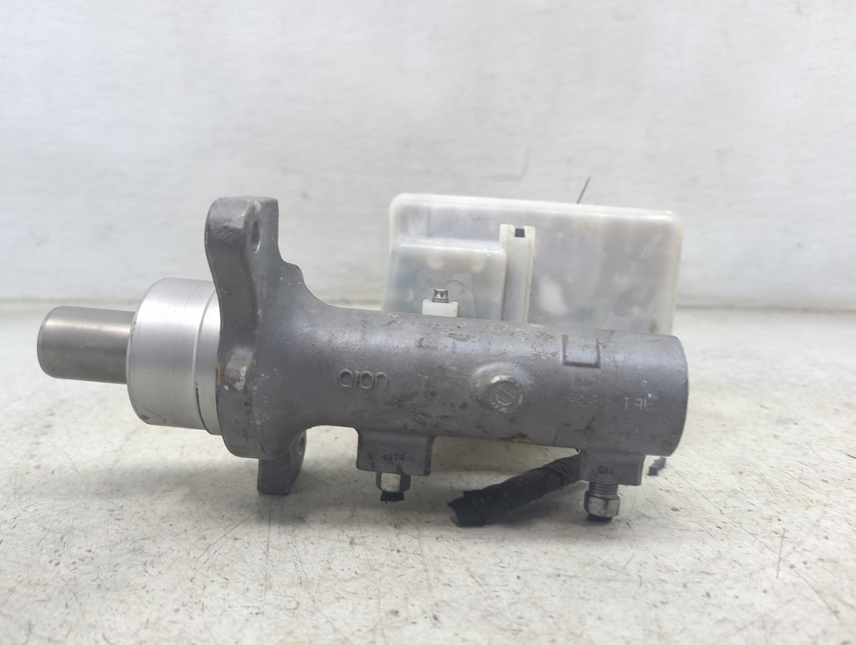 Chevrolet Silverado 1500 Brake Master Cylinder 1498452 - Oemusedautoparts1.com