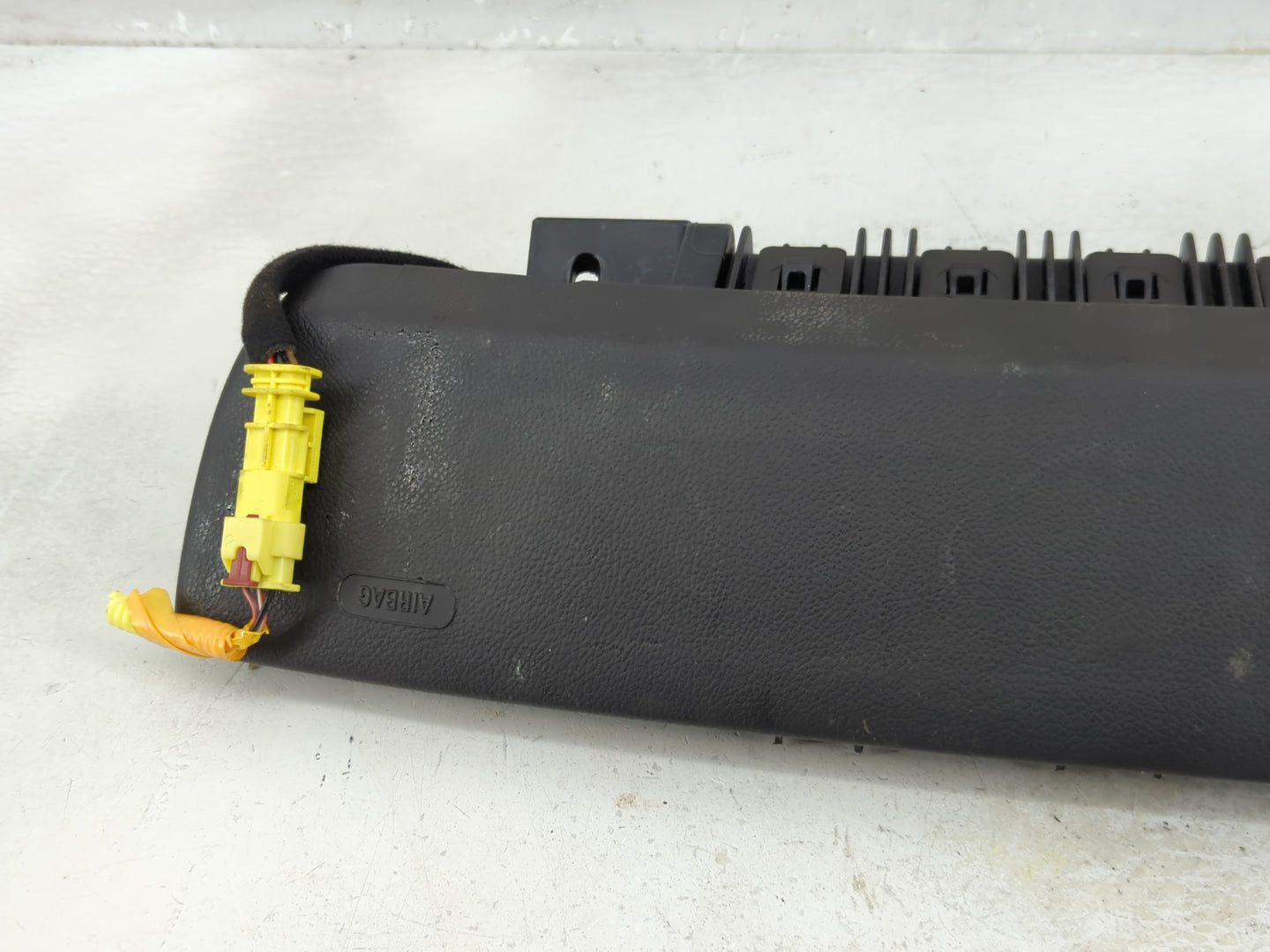 2012-2019 Chevrolet Sonic Air Bag Passenger Right Knee OEM P/N:95934658 Fits Fits 2012 2013 2014 2015 2016 2017 2018 2019 OE