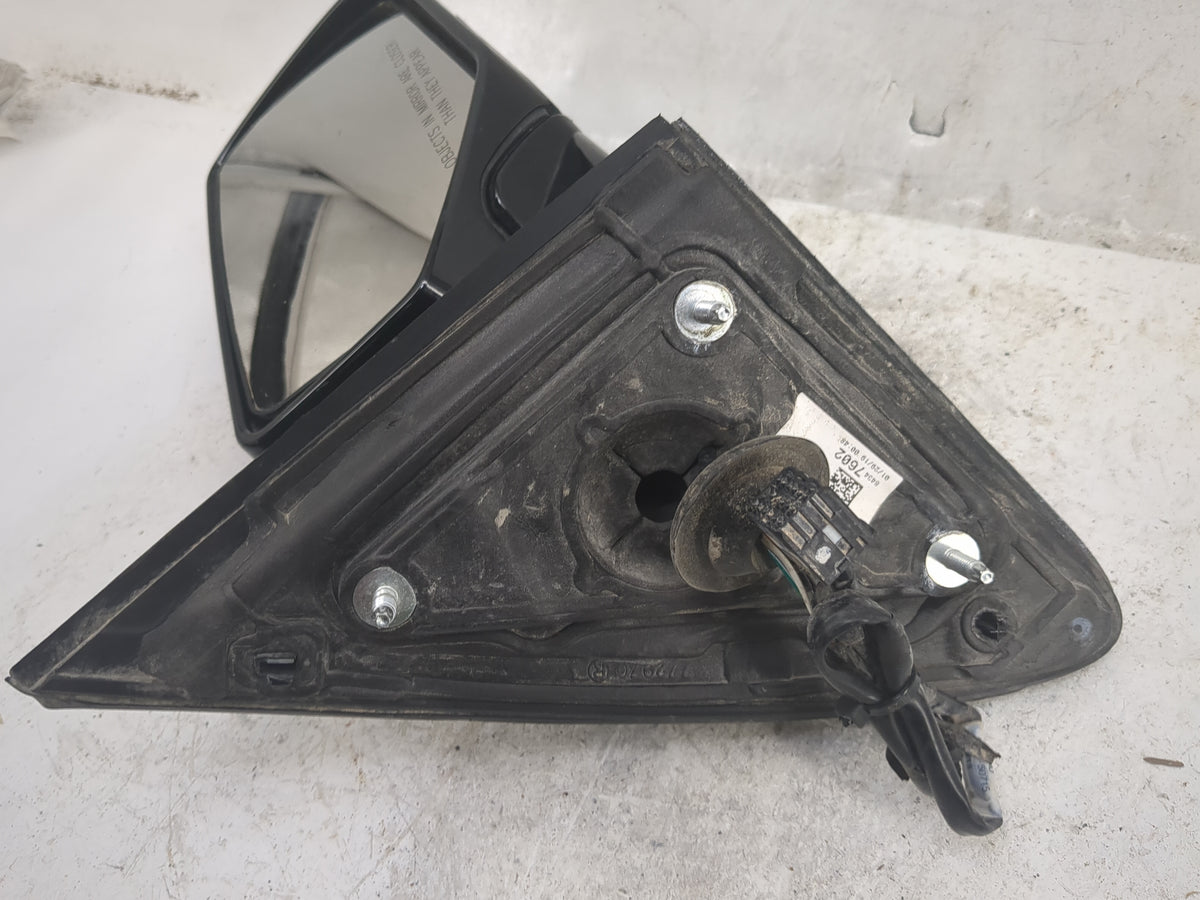 2019 Chevrolet Suburban Passenger Side View Mirror - Right Door Mirror OEM Used - Oemusedautoparts1.com
