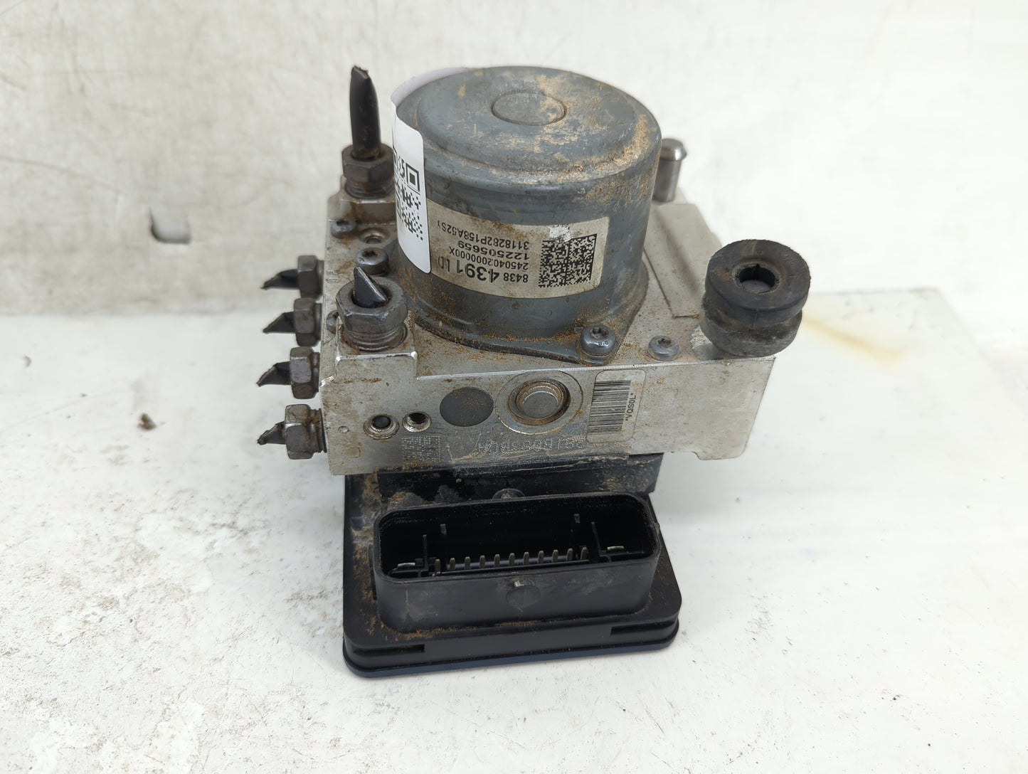 2019-2020 Chevrolet Tahoe ABS Pump Control Module Replacement P/N:84384398 Fits Fits 2017 2018 2019 2020 OEM Used Auto Parts