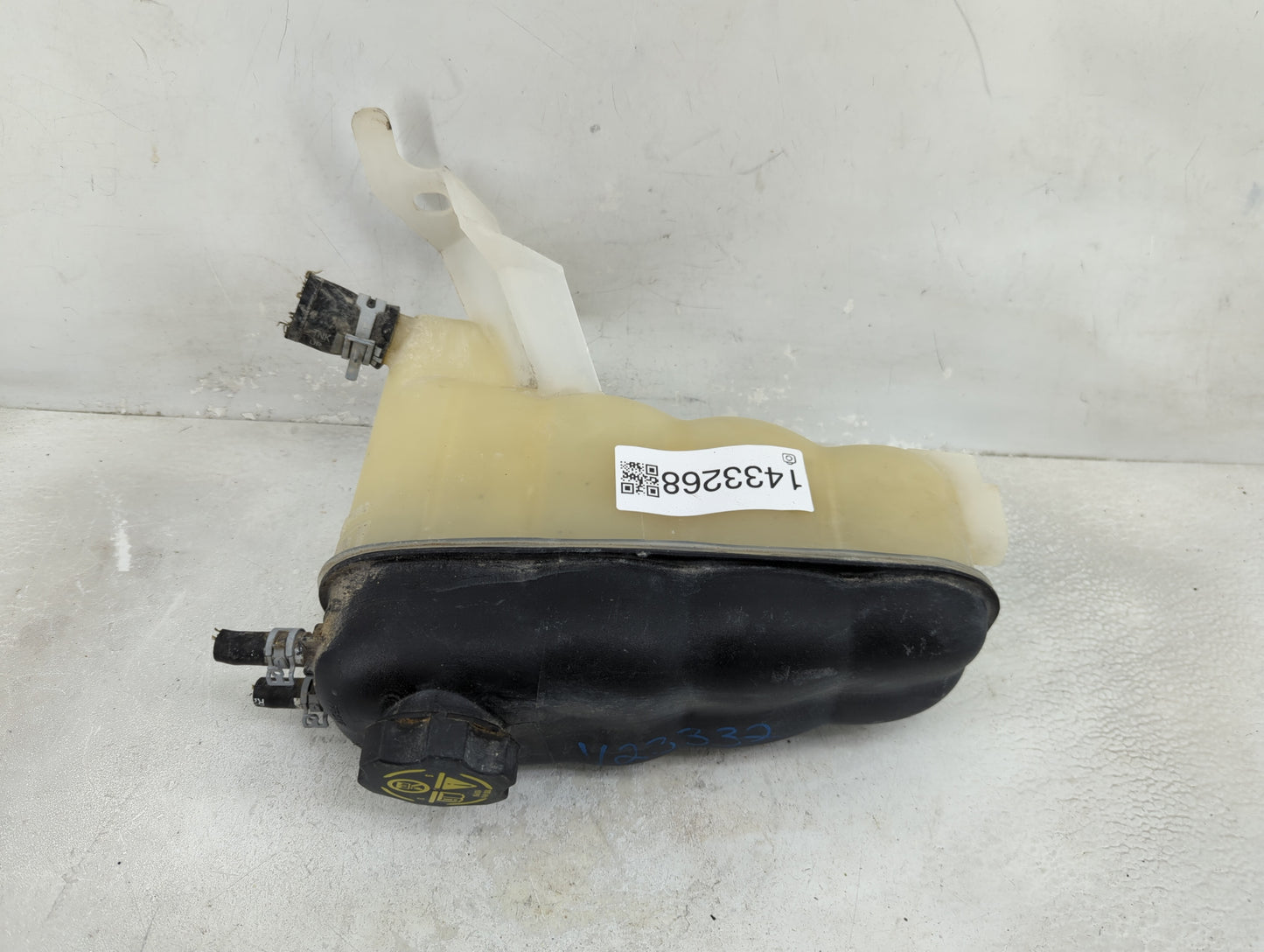 2015 Chevrolet Tahoe Radiator Coolant Overflow Expansion Tank Bottle - Oemusedautoparts1.com