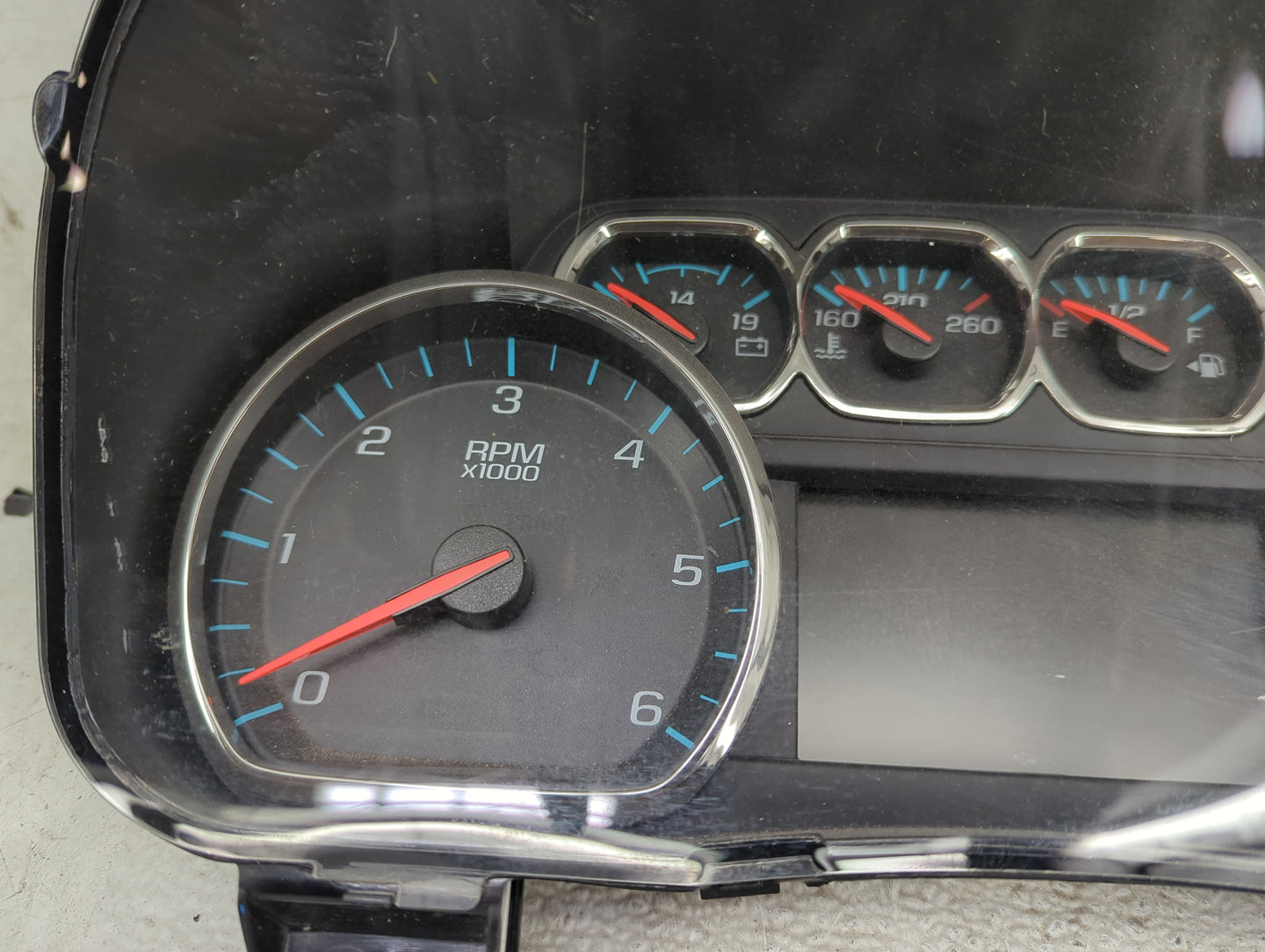 2018-2020 Chevrolet Tahoe Instrument Cluster Speedometer Gauges P/N:84597916 Fits Fits 2018 2019 2020 OEM Used Auto Parts - 