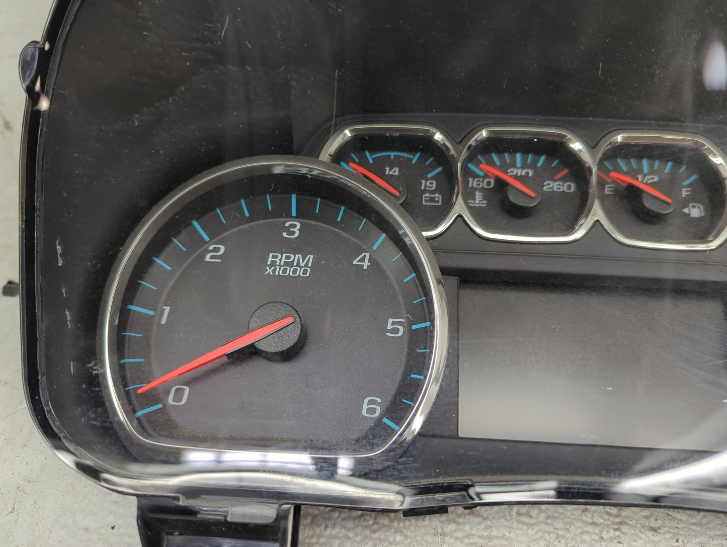 2018-2020 Chevrolet Tahoe Instrument Cluster Speedometer Gauges P/N:84597916 Fits Fits 2018 2019 2020 OEM Used Auto Parts - 