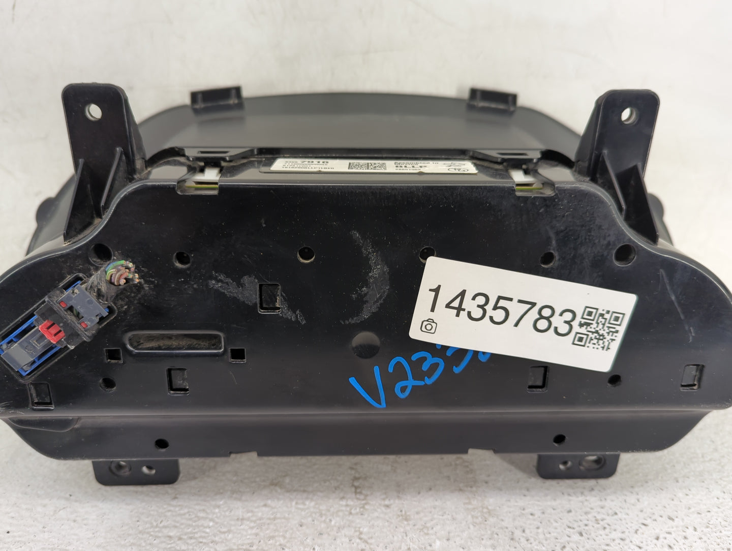 2018-2020 Chevrolet Tahoe Instrument Cluster Speedometer Gauges P/N:84597916 Fits Fits 2018 2019 2020 OEM Used Auto Parts - 