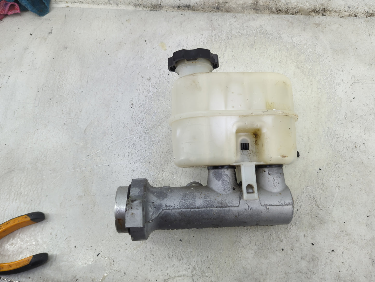 2015-2020 Chevrolet Tahoe Brake Master Cylinder 1492273 - Oemusedautoparts1.com
