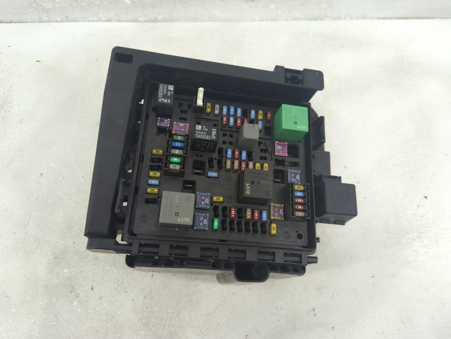 2020-2022 Chevrolet Traverse Fusebox Fuse Box Panel Relay Module P/N:7154-0936-30 Fits Fits 2019 2020 2021 2022 OEM Used Aut
