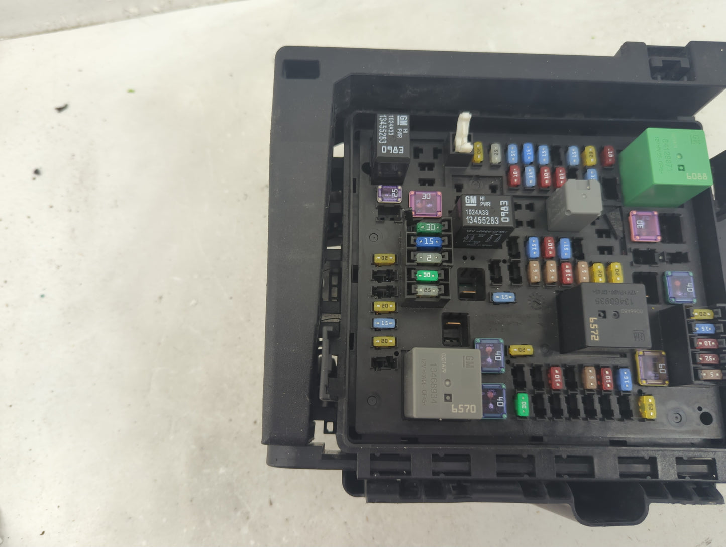 2020-2022 Chevrolet Traverse Fusebox Fuse Box Panel Relay Module P/N:7154-0936-30 Fits Fits 2019 2020 2021 2022 OEM Used Aut