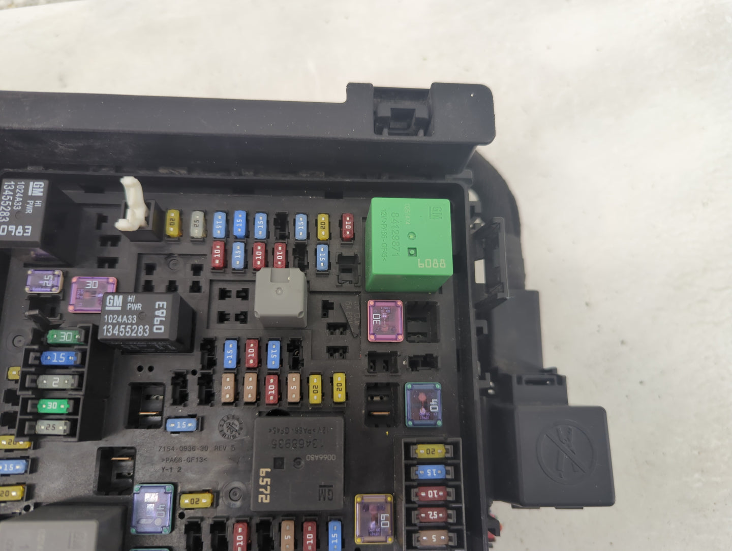 2020-2022 Chevrolet Traverse Fusebox Fuse Box Panel Relay Module P/N:7154-0936-30 Fits Fits 2019 2020 2021 2022 OEM Used Aut