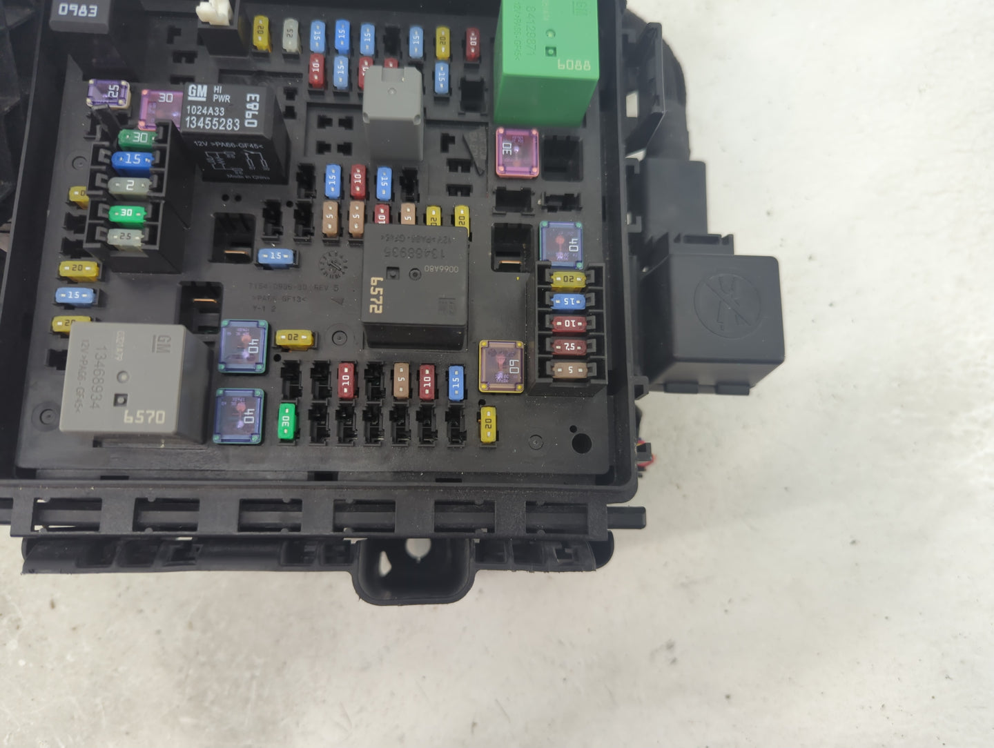 2020-2022 Chevrolet Traverse Fusebox Fuse Box Panel Relay Module P/N:7154-0936-30 Fits Fits 2019 2020 2021 2022 OEM Used Aut