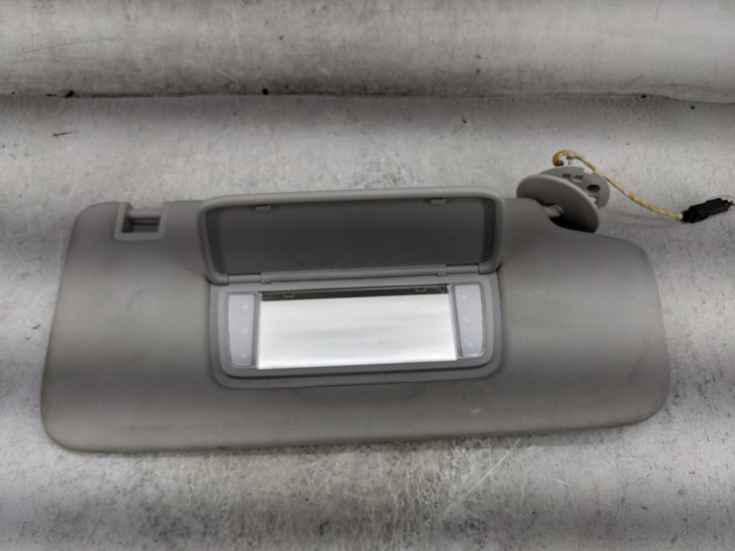 2018-2022 Chevrolet Traverse Sun Visor Shade Replacement Passenger Right Mirror Fits Fits 2018 2019 2020 2021 2022 OEM Used 