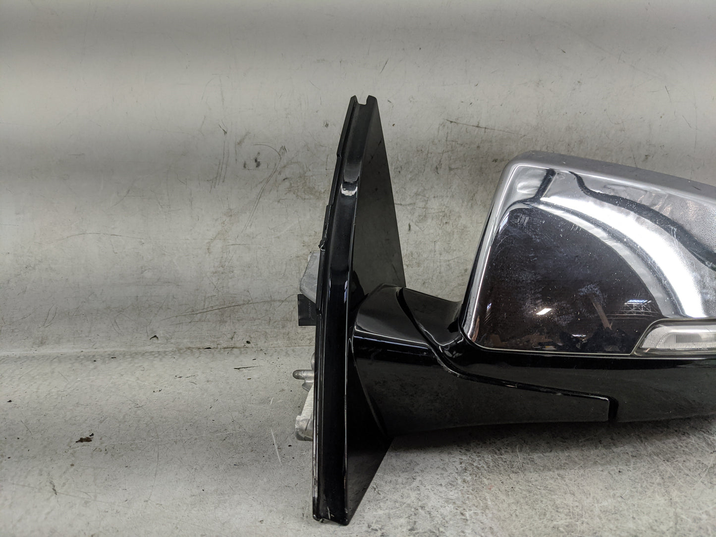 2018-2022 Chevrolet Traverse Driver Side View Mirror - Left Door Mirror OEM Used - Oemusedautoparts1.com