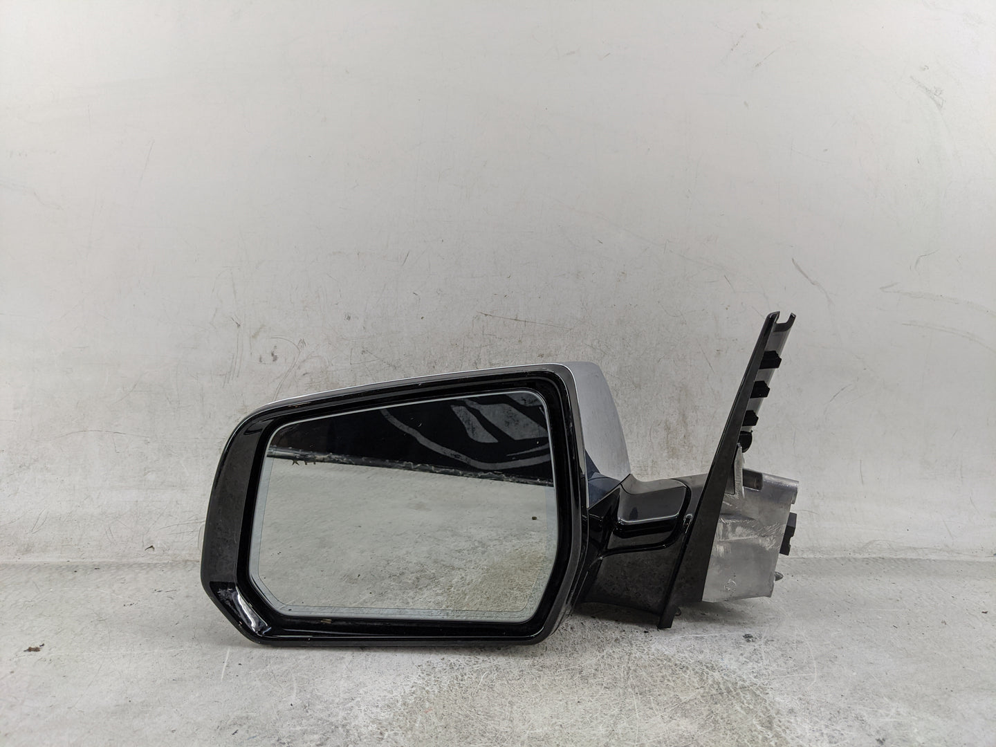 2018-2022 Chevrolet Traverse Driver Side View Mirror - Left Door Mirror OEM Used - Oemusedautoparts1.com