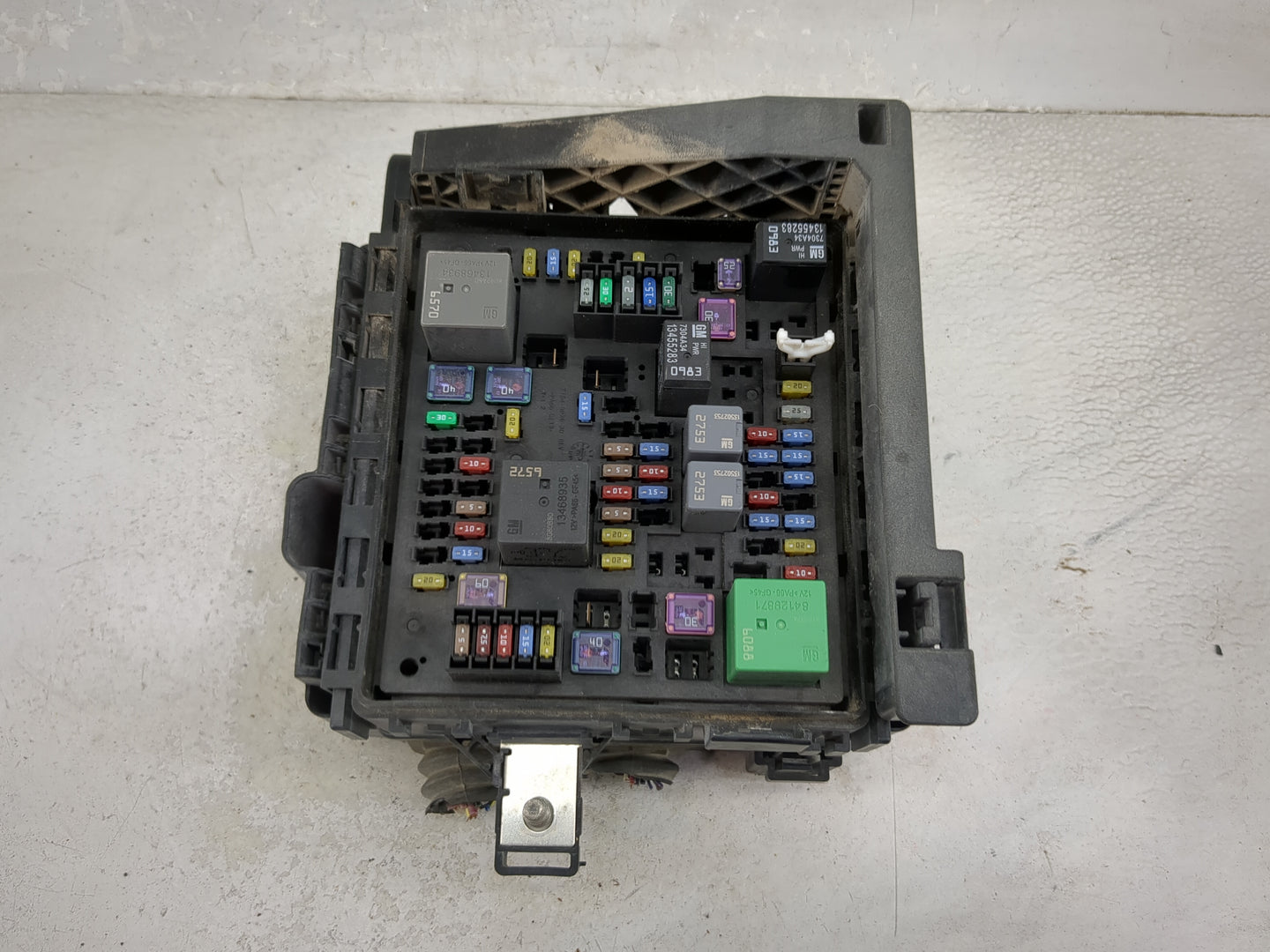 2018-2019 Chevrolet Traverse Fusebox Fuse Box Panel Relay Module P/N:13468935 13458283, 84128871 Fits Fits 2018 2019 OEM Use