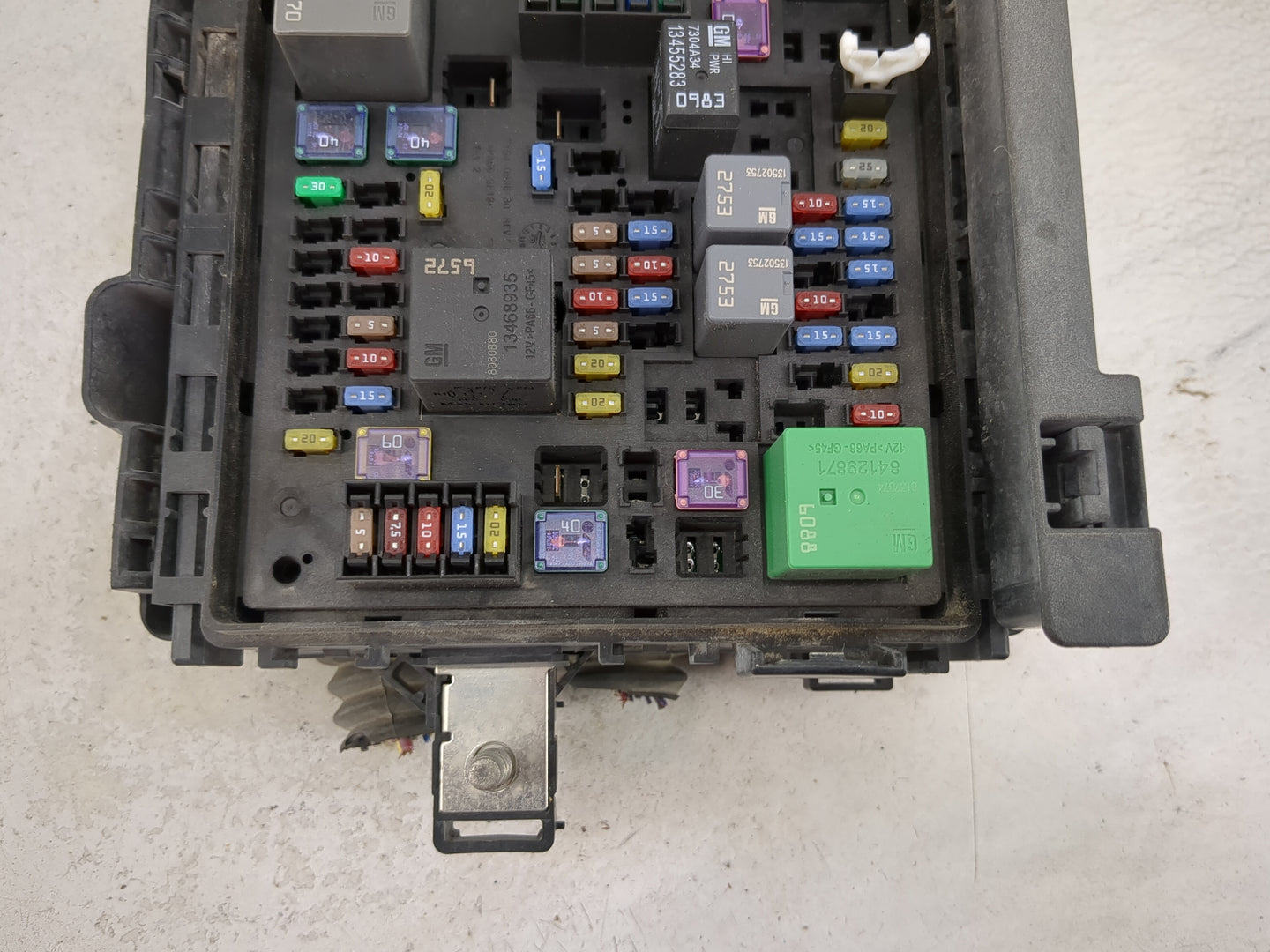 2018-2019 Chevrolet Traverse Fusebox Fuse Box Panel Relay Module P/N:13468935 13458283, 84128871 Fits Fits 2018 2019 OEM Use