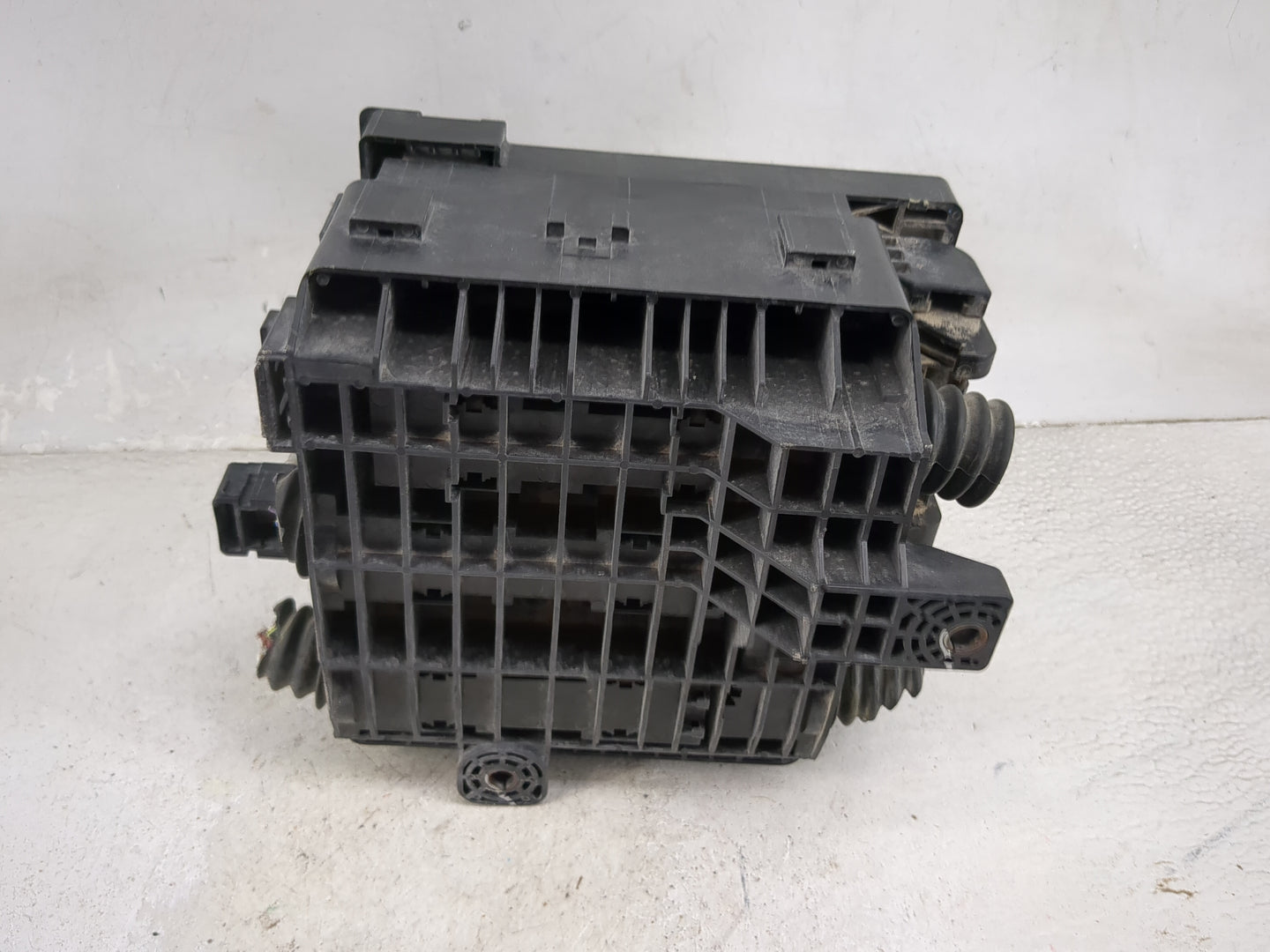 2018-2019 Chevrolet Traverse Fusebox Fuse Box Panel Relay Module P/N:13468935 13458283, 84128871 Fits Fits 2018 2019 OEM Use