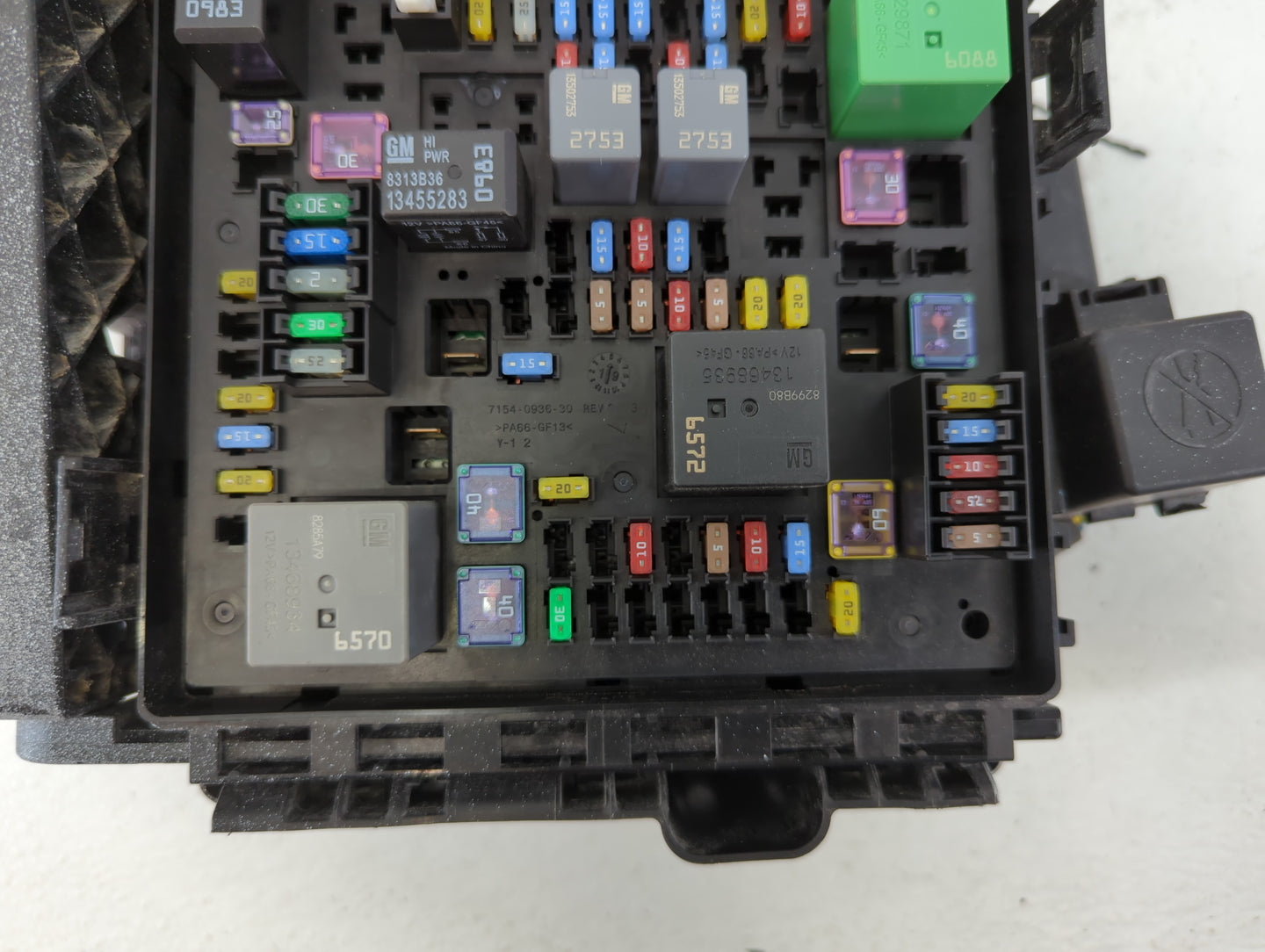 2018-2019 Chevrolet Traverse Fusebox Fuse Box Panel Relay Module P/N:7154-0936-30 Fits Fits 2018 2019 OEM Used Auto Parts - 
