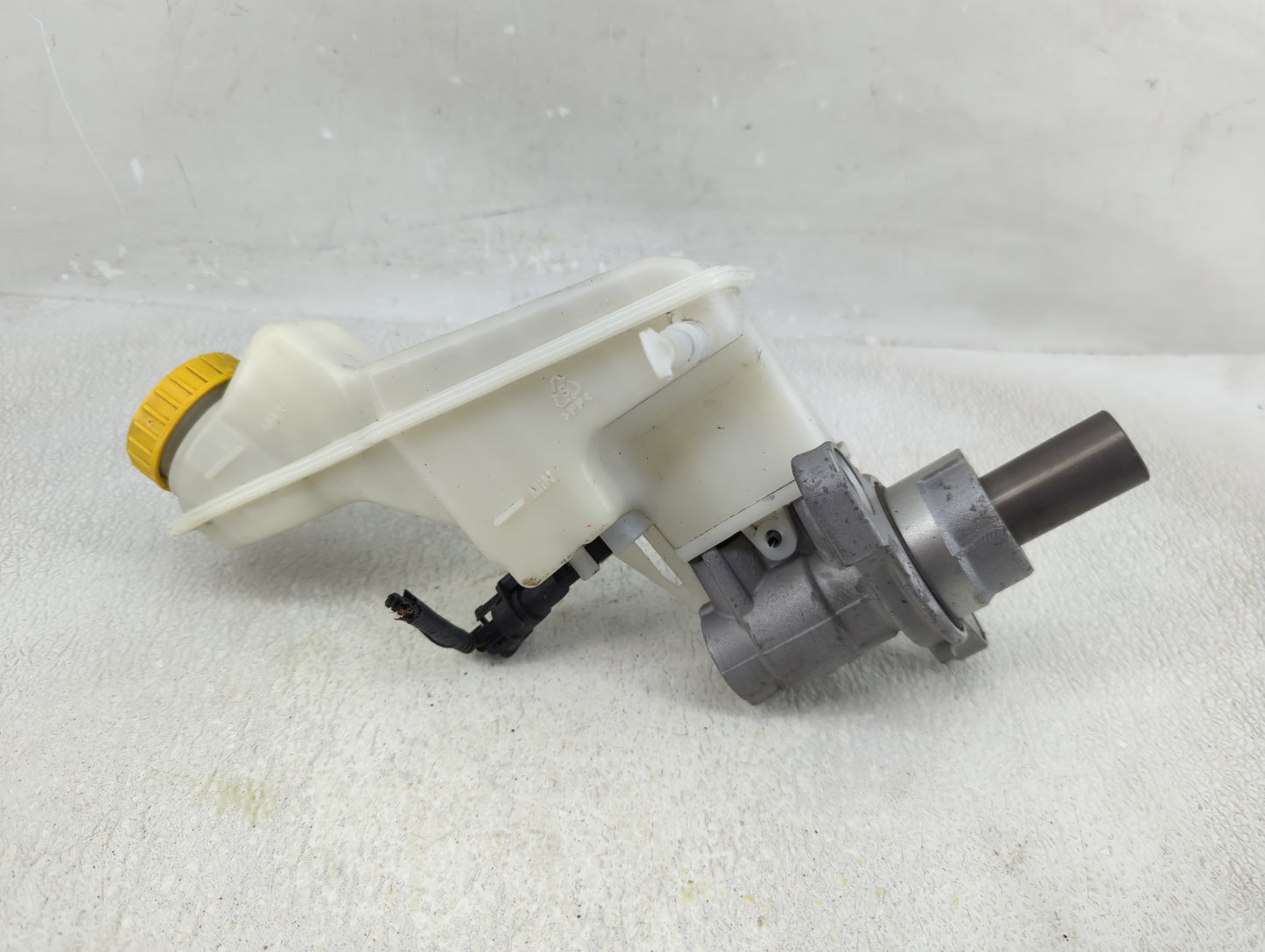 2013-2021 Chevrolet Trax Brake Master Cylinder 1310371 - Oemusedautoparts1.com