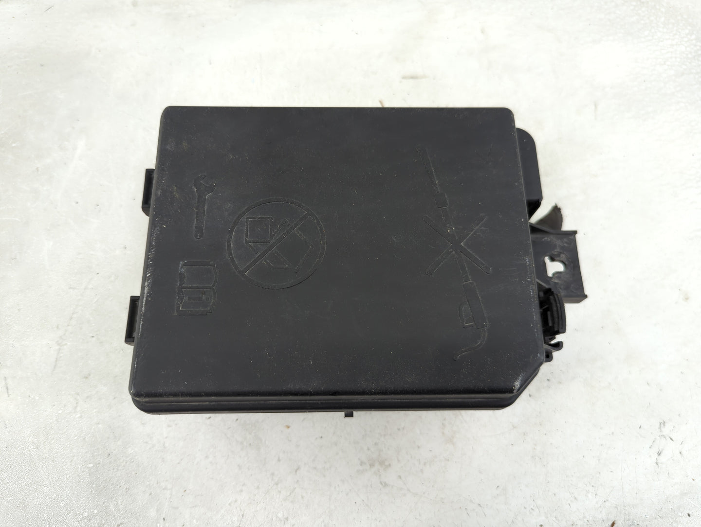 2018-2021 Chevrolet Trax Fusebox Fuse Box Panel Relay Module P/N:42624875 Fits Fits 2018 2019 2020 2021 OEM Used Auto Parts 