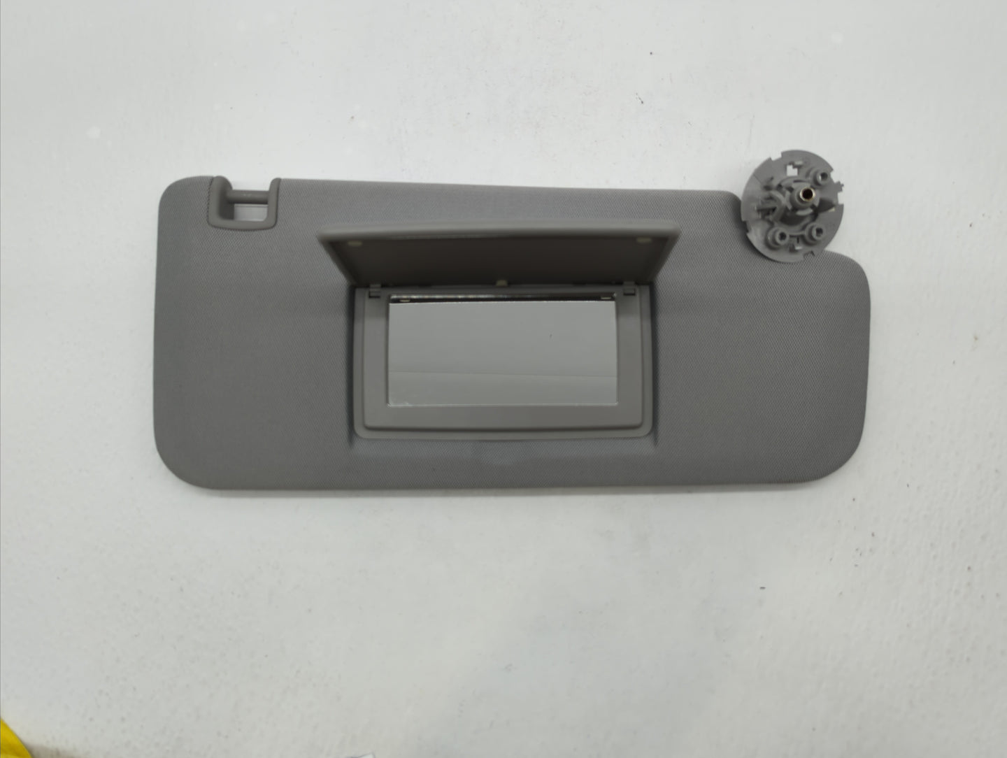 2017-2018 Chevrolet Trax Sun Visor Shade Replacement Passenger Right Mirror Fits Fits 2017 2018 OEM Used Auto Parts - Oemuse