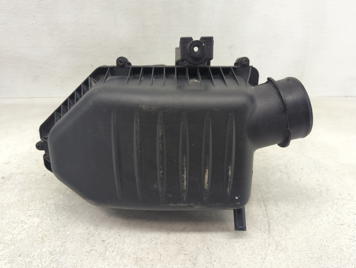 2011-2019 Chrysler 300 Air Cleaner Intake-duct Hose Tube - Oemusedautoparts1.com