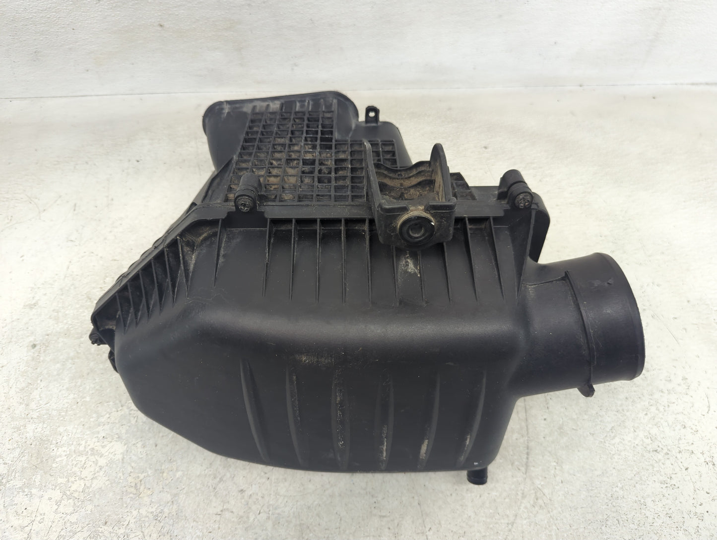 2011-2019 Chrysler 300 Air Cleaner Intake-duct Hose Tube - Oemusedautoparts1.com