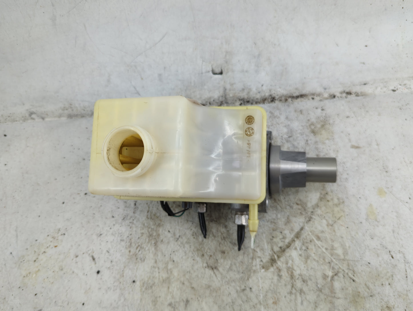 2009-2022 Chrysler 300 Brake Master Cylinder 1490497 - Oemusedautoparts1.com