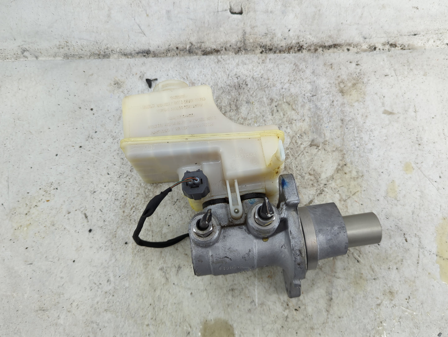 2009-2022 Chrysler 300 Brake Master Cylinder 1490497 - Oemusedautoparts1.com