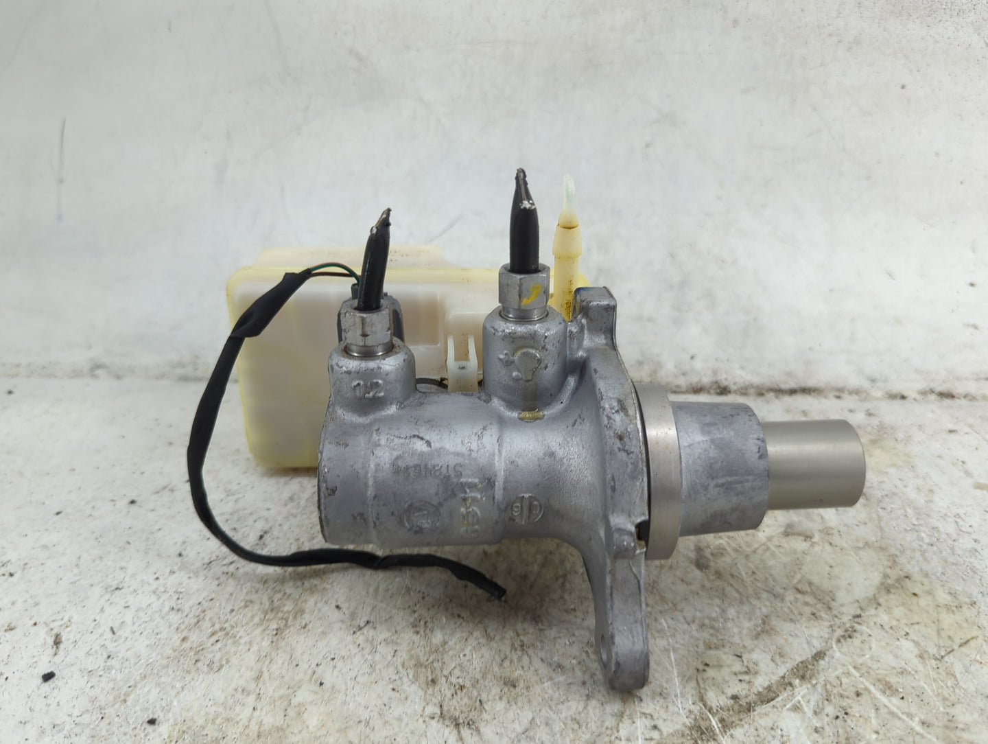 2009-2022 Chrysler 300 Brake Master Cylinder 1490497 - Oemusedautoparts1.com