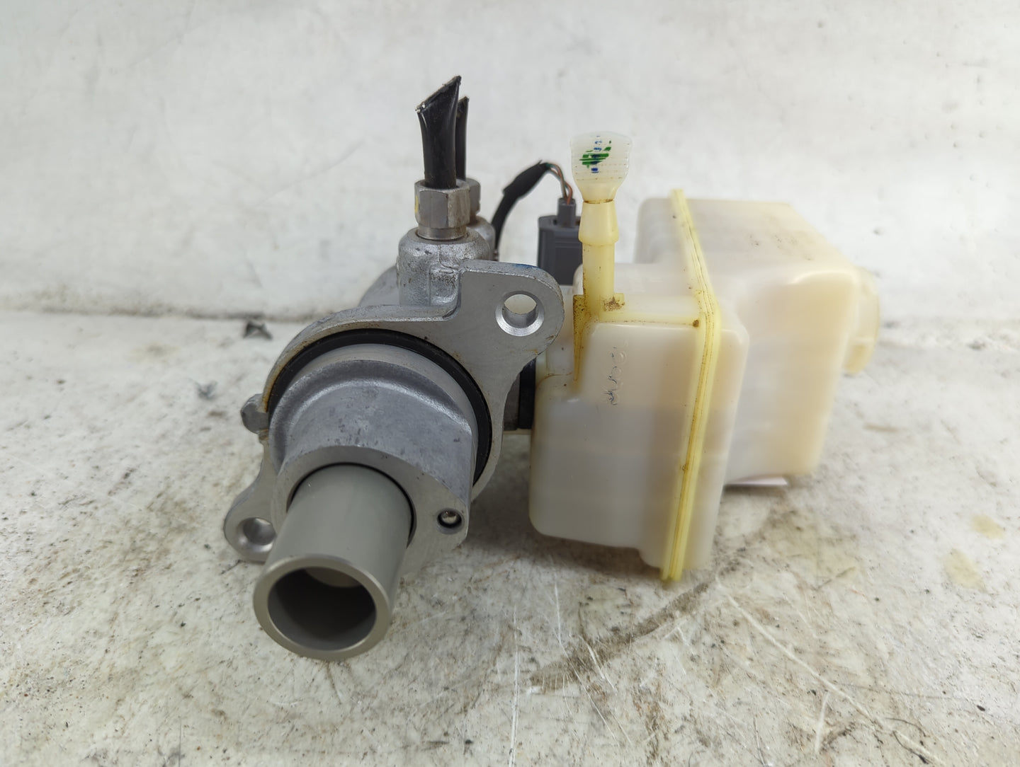 2009-2022 Chrysler 300 Brake Master Cylinder 1490497 - Oemusedautoparts1.com