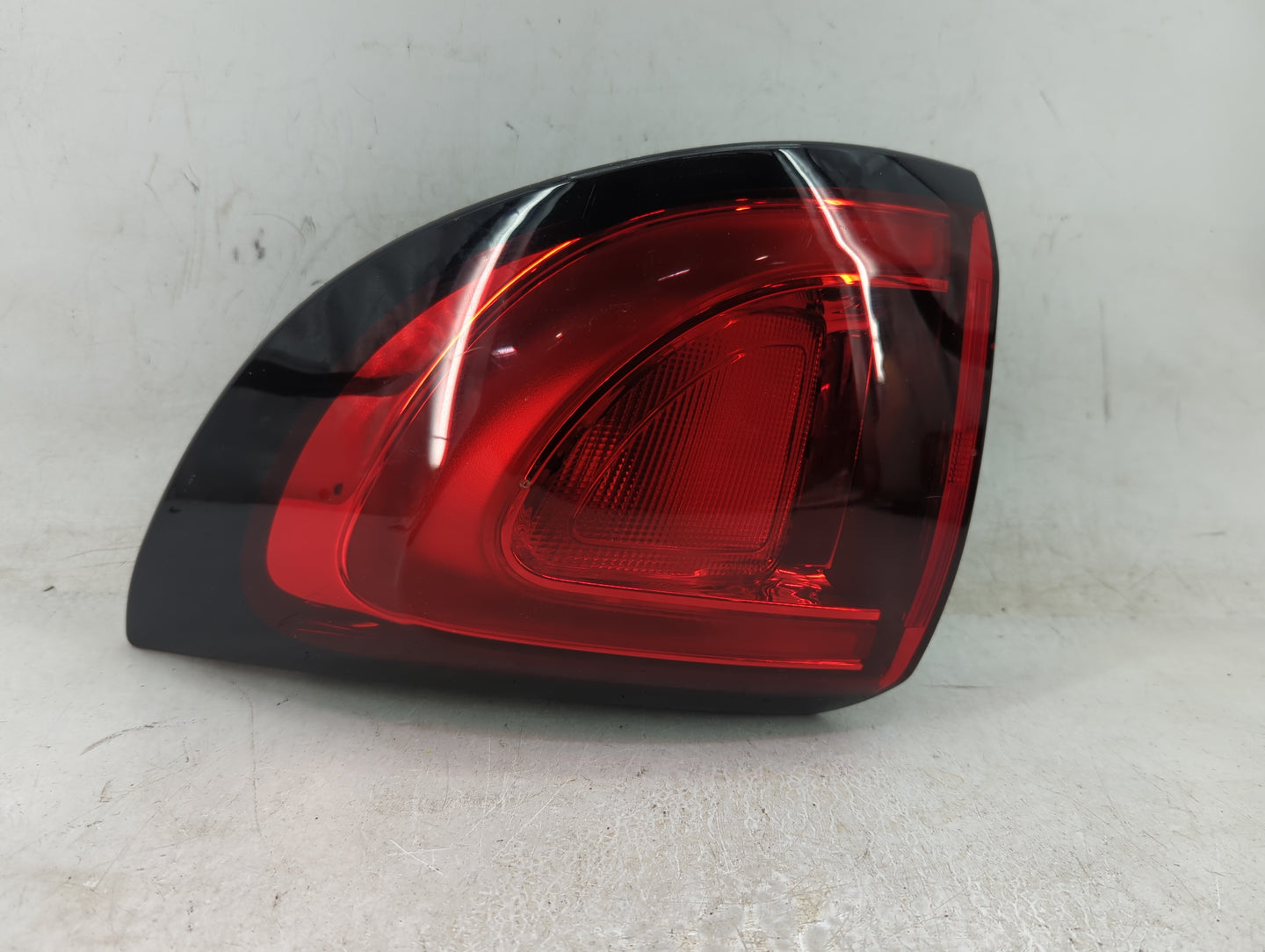 2017-2019 Chrysler Pacifica Tail Light Assembly Passenger Right OEM P/N:68229026 Fits Fits 2017 2018 2019 2020 2021 2022 OEM