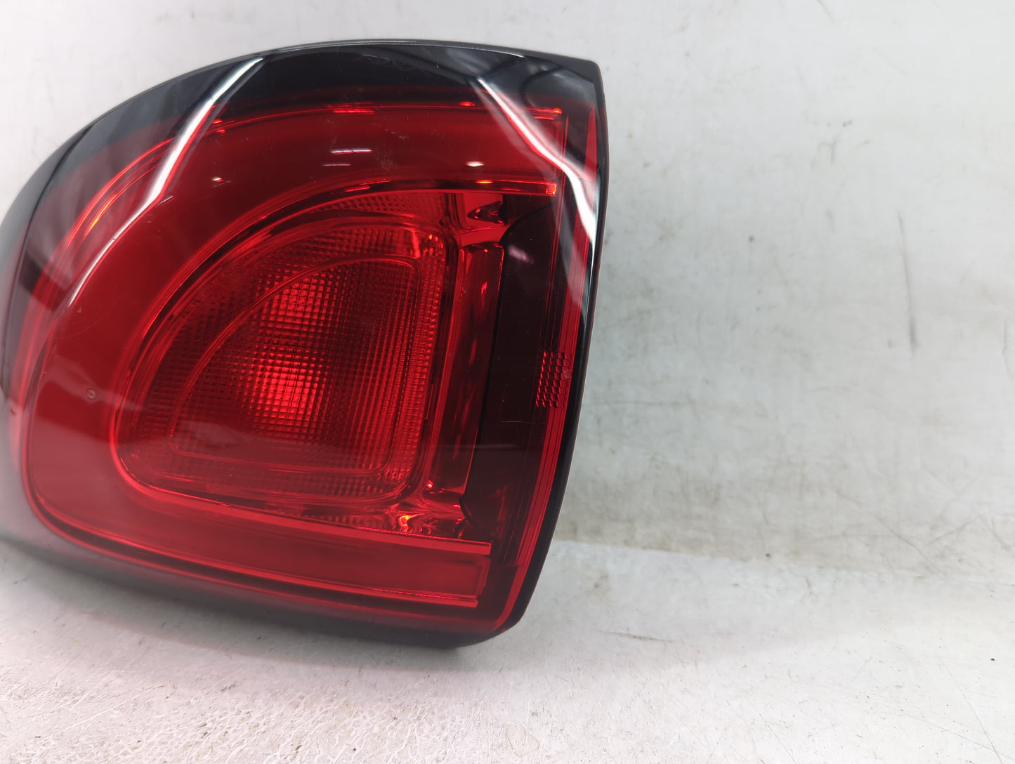 2017-2019 Chrysler Pacifica Tail Light Assembly Passenger Right OEM P/N:68229026 Fits Fits 2017 2018 2019 2020 2021 2022 OEM