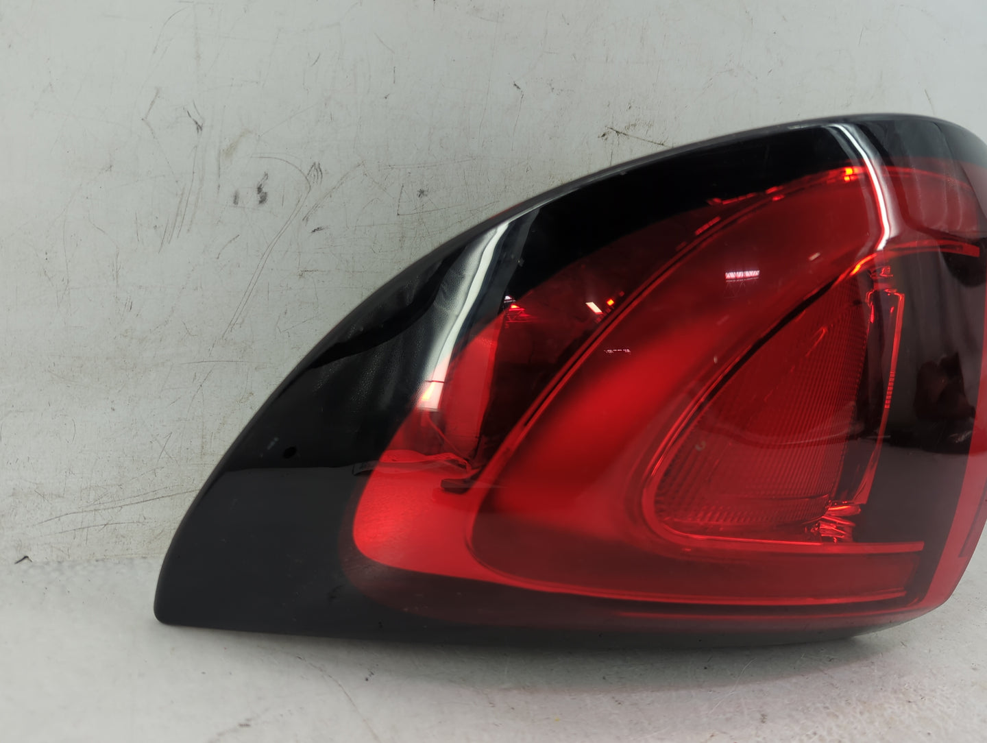 2017-2019 Chrysler Pacifica Tail Light Assembly Passenger Right OEM P/N:68229026 Fits Fits 2017 2018 2019 2020 2021 2022 OEM