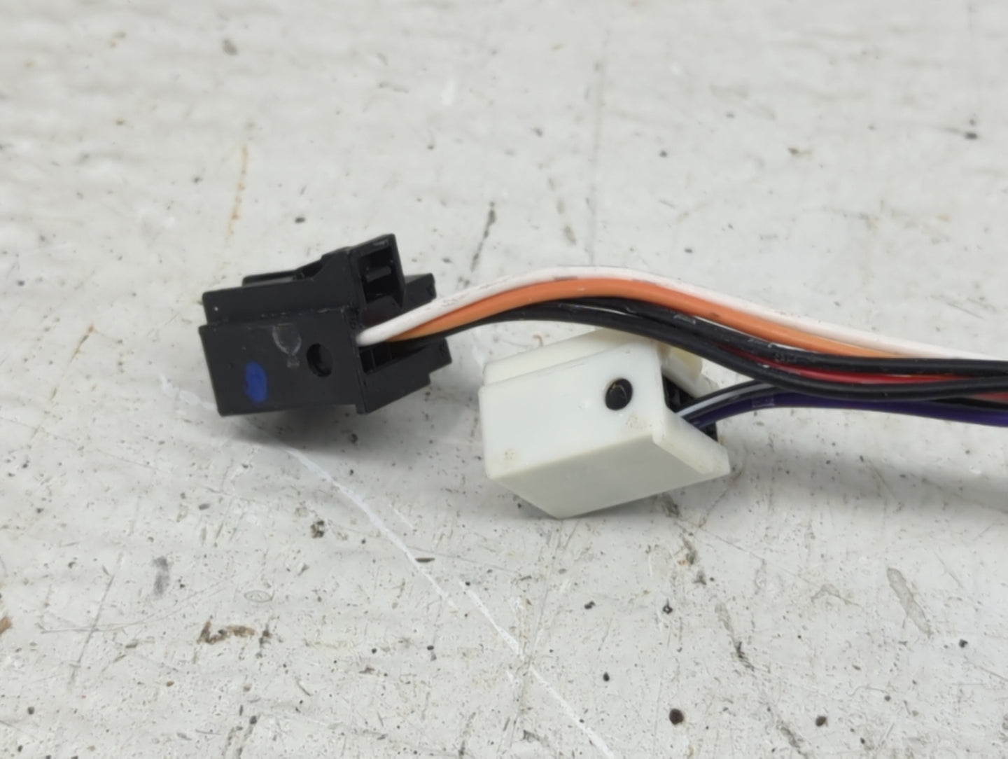 2017-2019 Chrysler Pacifica Driver Side View Mirror - Left Door Mirror OEM Used - Oemusedautoparts1.com