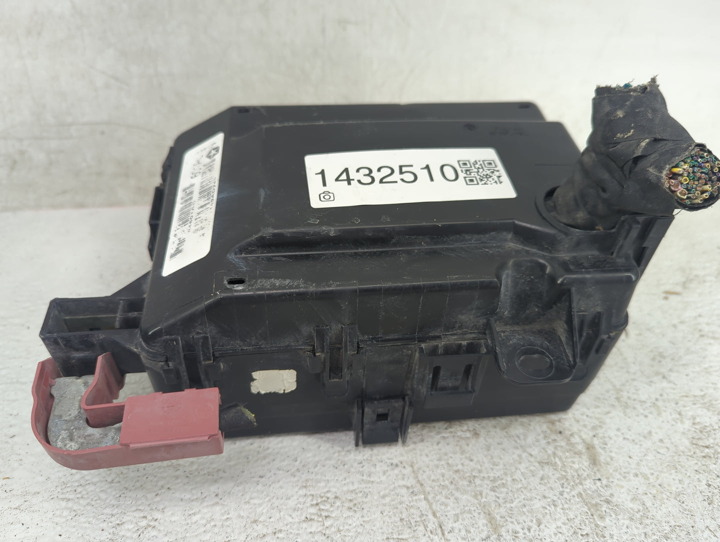 2019 Dodge Challenger Fusebox Fuse Box Panel Relay Module P/N:68372571-30 04727370AA, 05269988AA, 05269989AA Fits OEM Used A