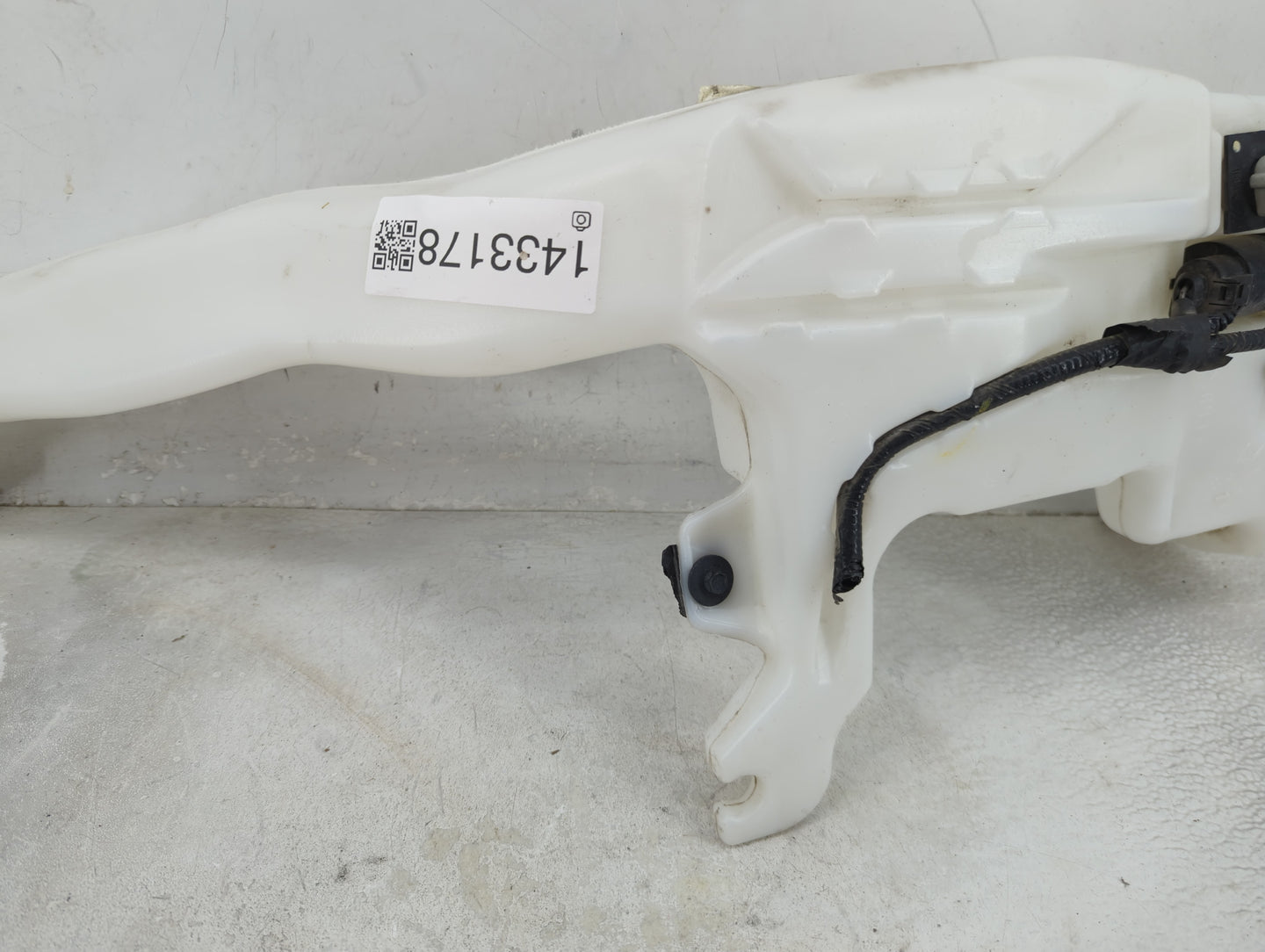 2011-2022 Dodge Durango Windshield Washer Fluid Reservoir Bottle Oem - Oemusedautoparts1.com