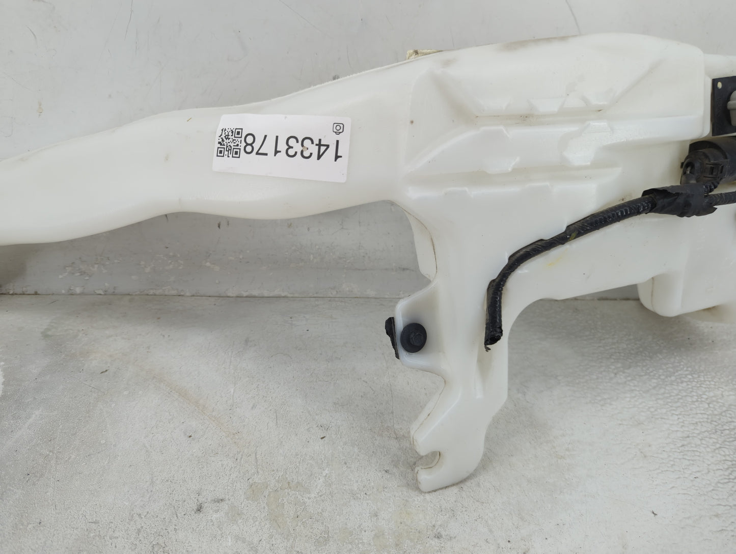 2011-2022 Dodge Durango Windshield Washer Fluid Reservoir Bottle Oem - Oemusedautoparts1.com