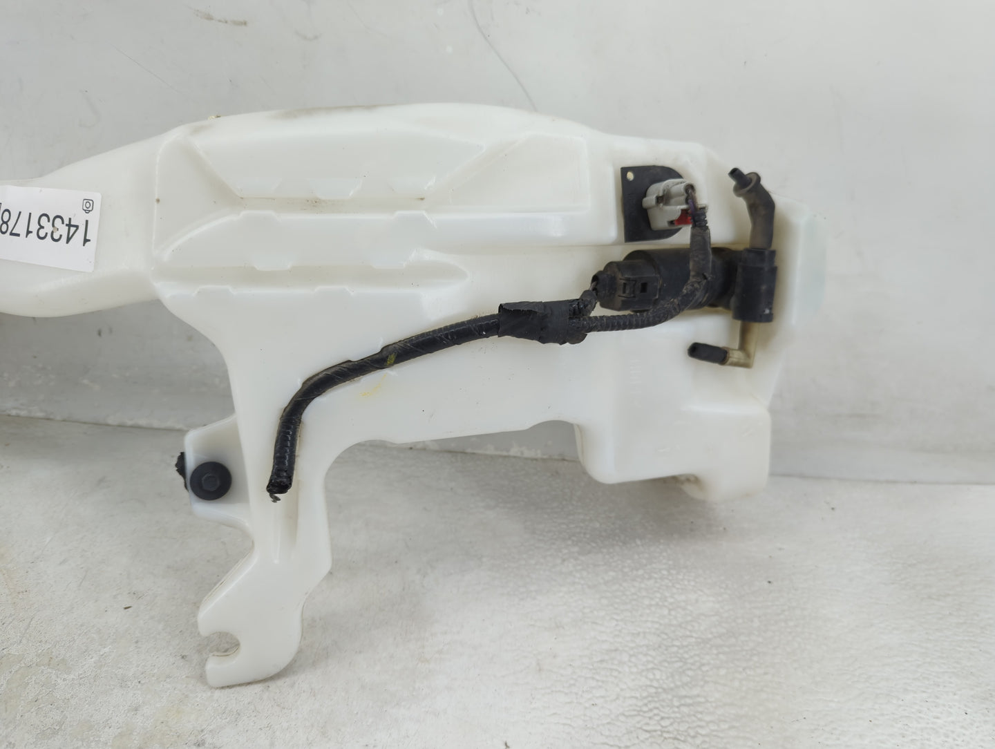 2011-2022 Dodge Durango Windshield Washer Fluid Reservoir Bottle Oem - Oemusedautoparts1.com