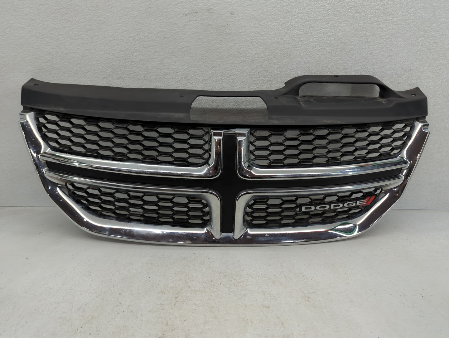 2019 Dodge Journey Front Grille Bumper Not Included - Oemusedautoparts1.com