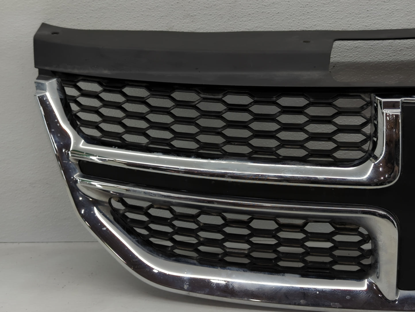 2019 Dodge Journey Front Grille Bumper Not Included - Oemusedautoparts1.com