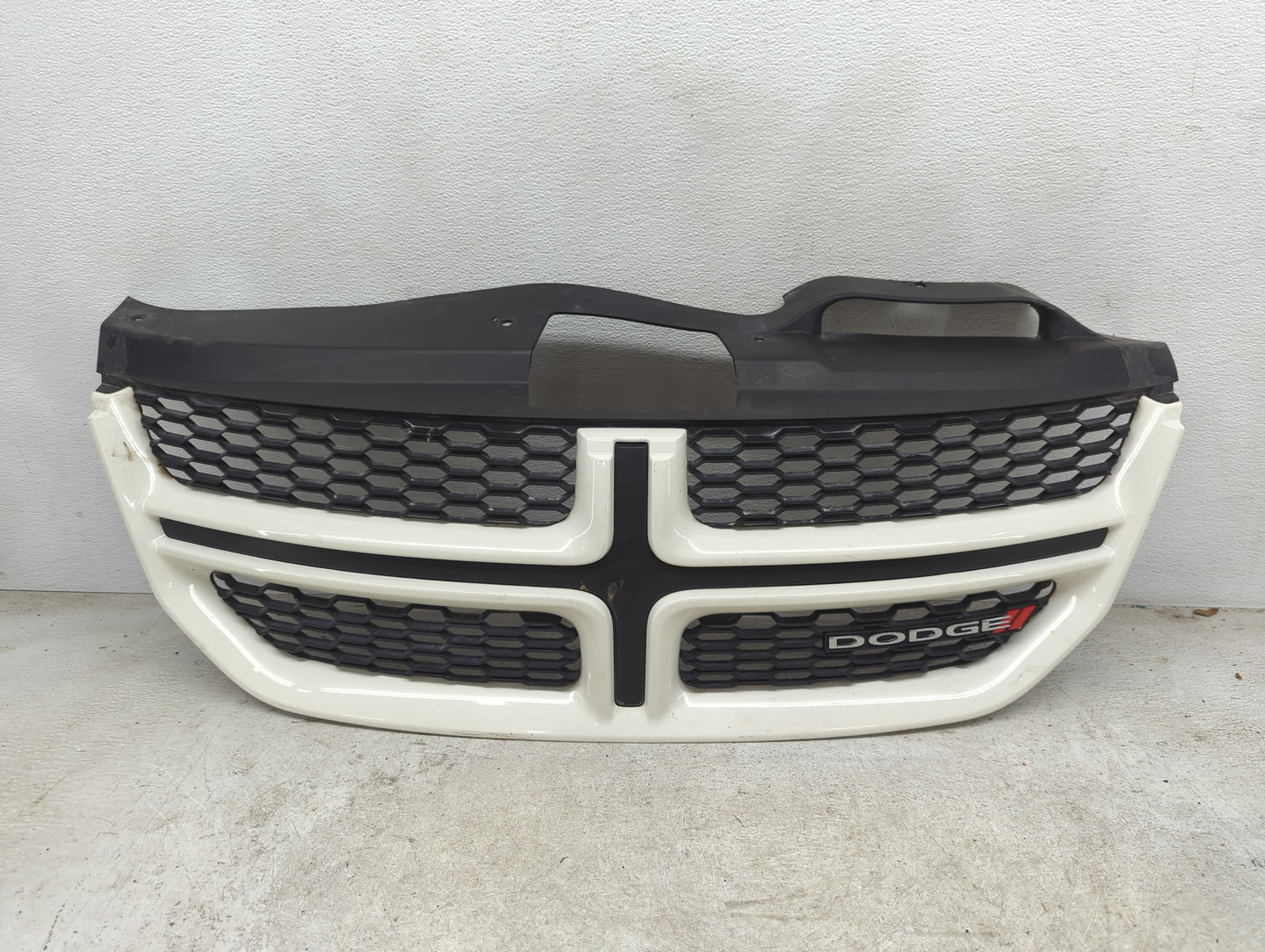 2019 Dodge Journey Front Grille Bumper Not Included - Oemusedautoparts1.com