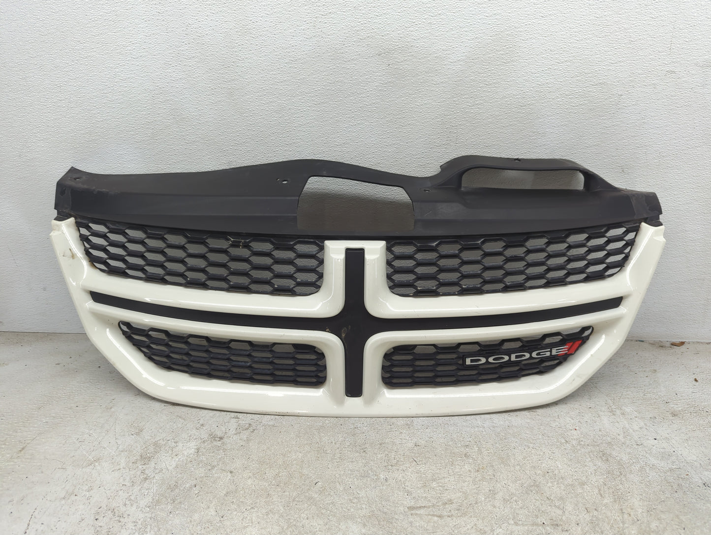 2019 Dodge Journey Front Grille Bumper Not Included - Oemusedautoparts1.com