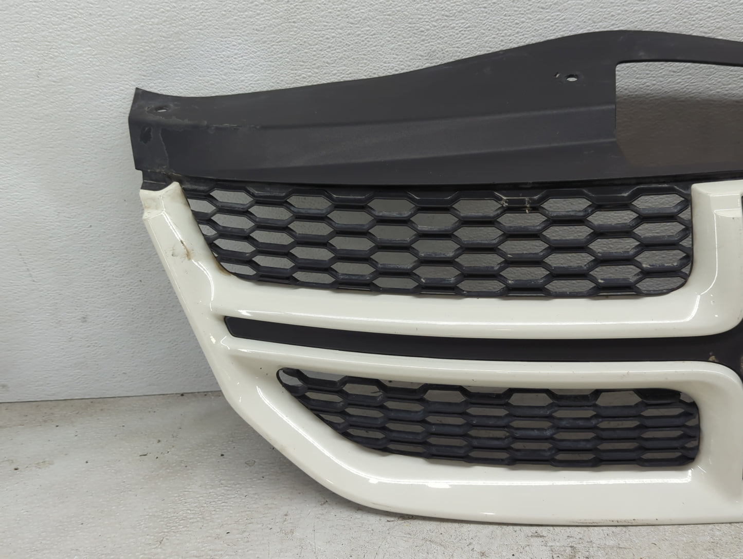 2019 Dodge Journey Front Grille Bumper Not Included - Oemusedautoparts1.com