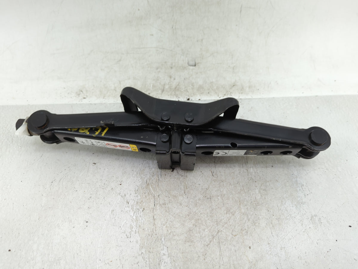 2019 Dodge Journey Spare Scissor Car Jack - Oemusedautoparts1.com
