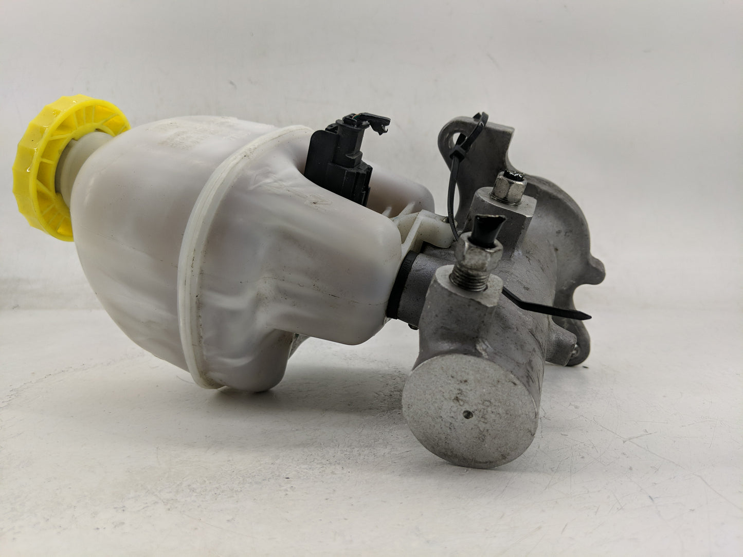 2007-2008 Dodge Ram 1500 Brake Master Cylinder - Oemusedautoparts1.com