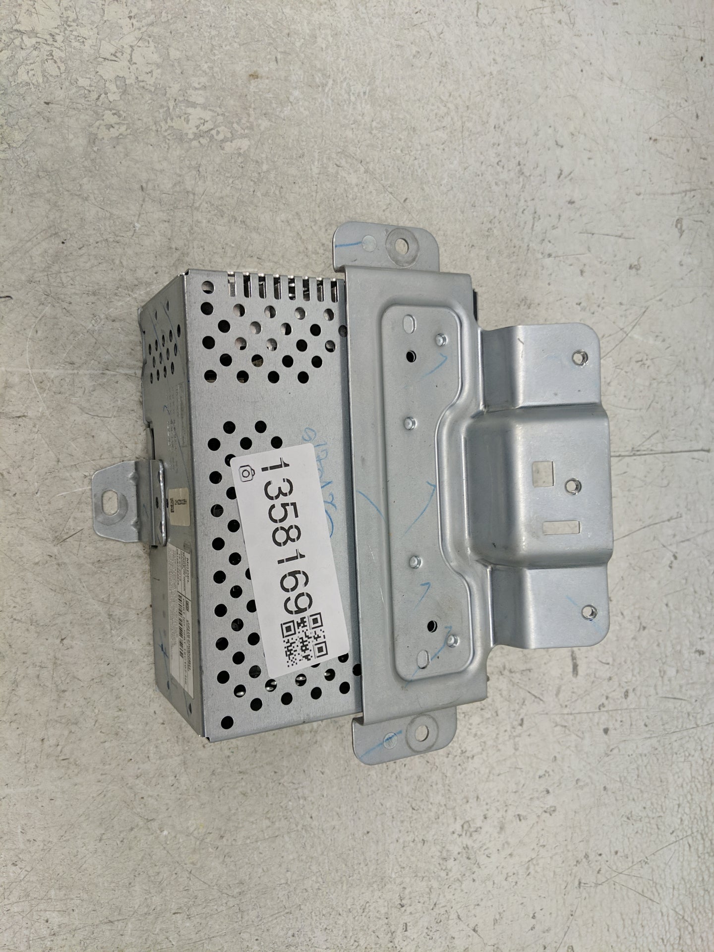 2018-2019 Ford Ecosport Radio AM FM Cd Player Receiver Replacement P/N:J2BT-19C107-HS Fits Fits 2018 2019 OEM Used Auto Part