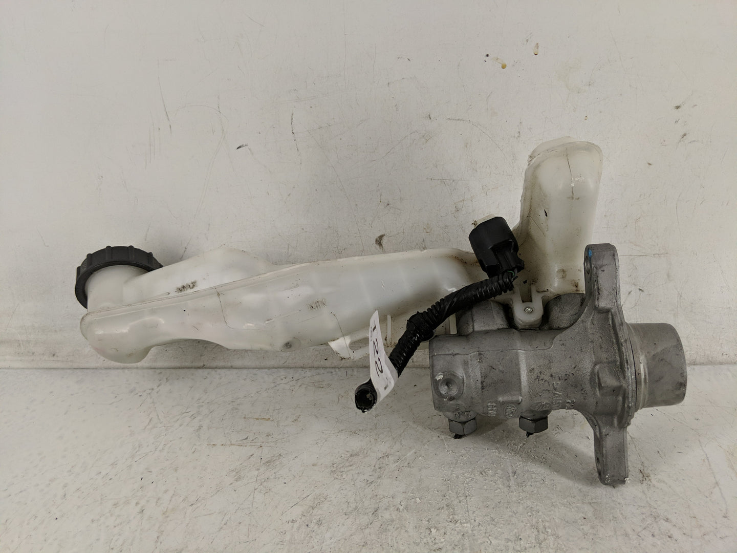 2015-2020 Ford Edge Brake Master Cylinder - Oemusedautoparts1.com