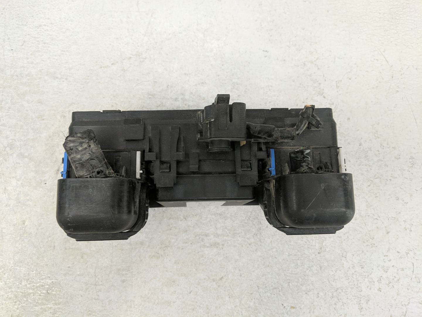 2019-2020 Ford Edge Fusebox Fuse Box Panel Relay Module P/N:K2GT14D068AA G2GT-14A075AA Fits Fits 2019 2020 OEM Used Auto Par