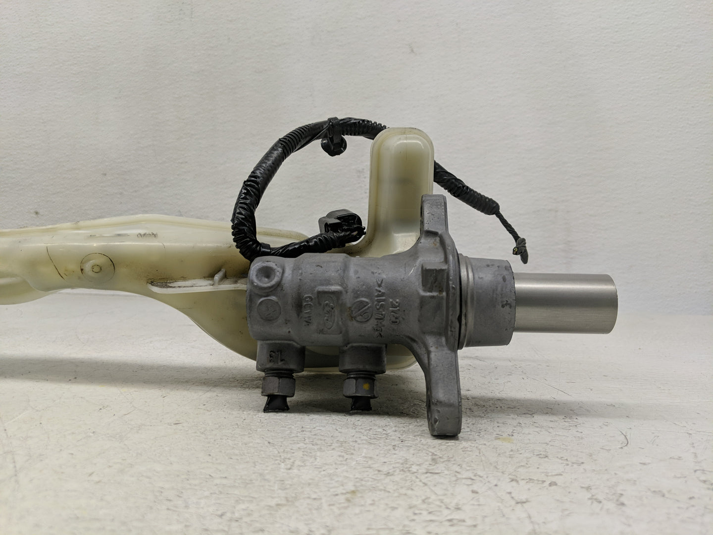 2015-2020 Ford Edge Brake Master Cylinder - Oemusedautoparts1.com