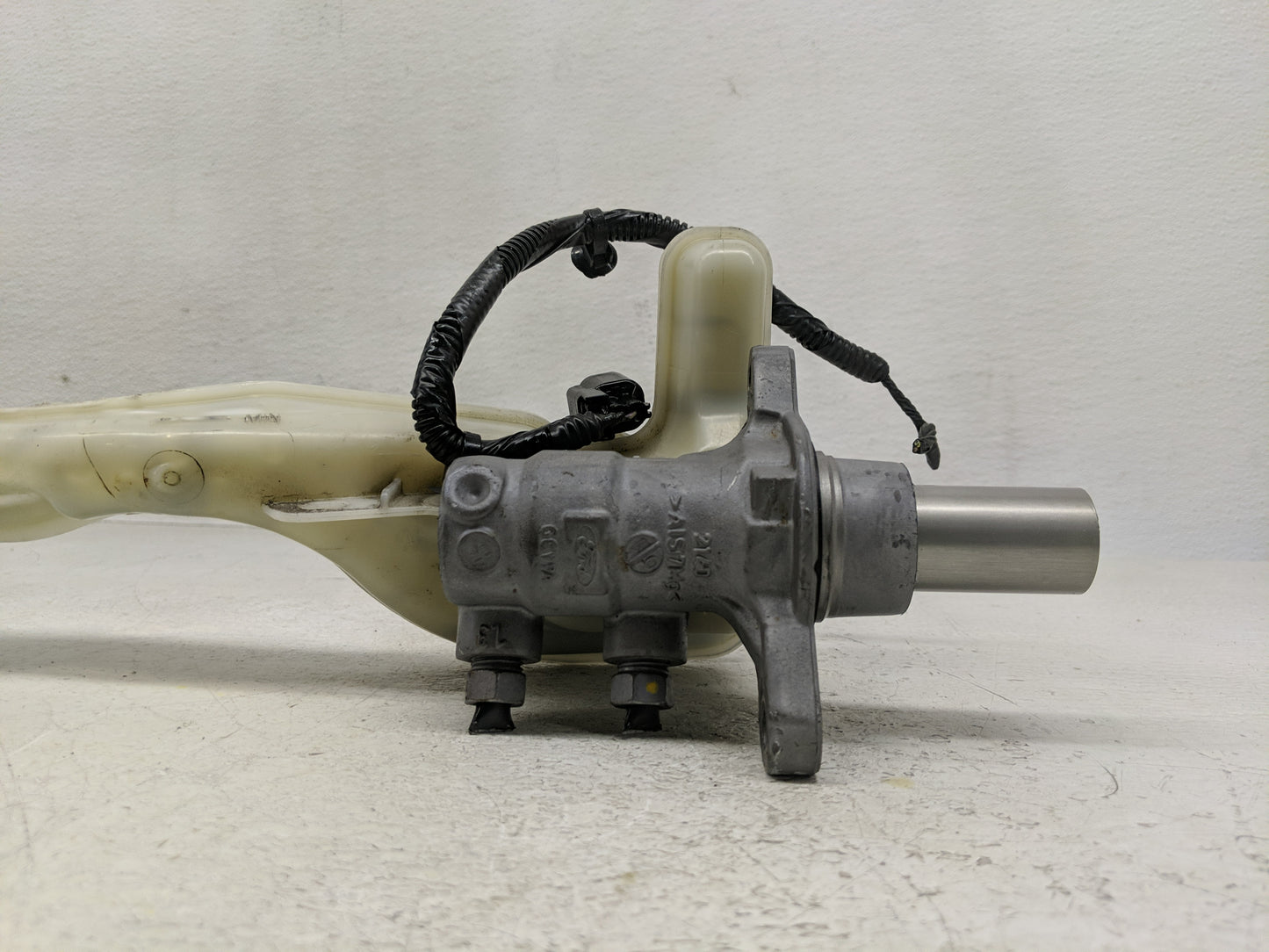 2015-2020 Ford Edge Brake Master Cylinder - Oemusedautoparts1.com